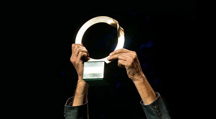 Chiếc cúp giải thưởng có tên gọi "Ouroboros", hình con rắn tự nuốt đuôi, biểu tượng sức mạnh sự tái tạo của thiên nhiên. Ảnh: OneEarth.